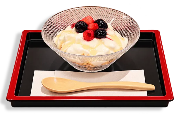 ミックスベリーと国産はちみつをかけたヨーグルト